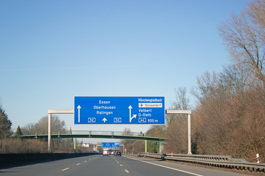 Verkehrstafel, Autobahn 52, Ausfahrt D&uuml;sseldorf-Rath, Flughafen, M&ouml;nchengladbach, Velbert