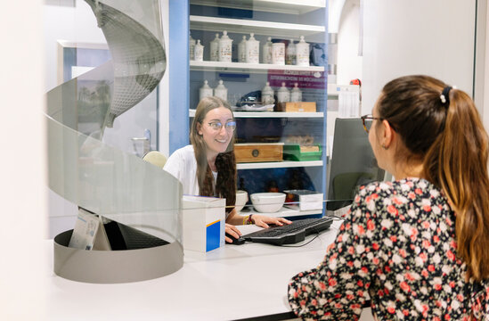 Pharmacist providing consultation to patient at hospital