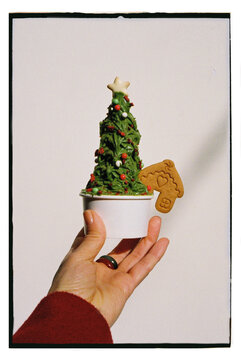 Dessert with green frosting shaped like a Christmas tree