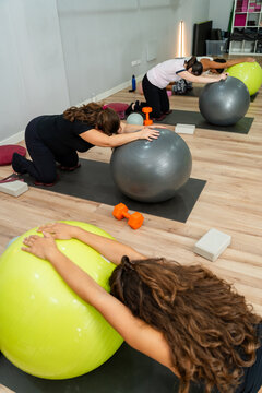 Prenatal relaxation with ball
