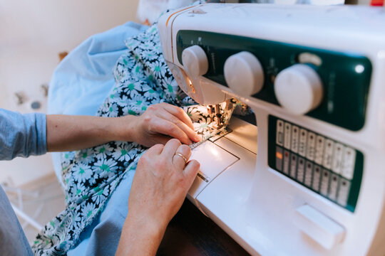 Crafting Beautiful Fabric Creations With a Sewing Machine at Home