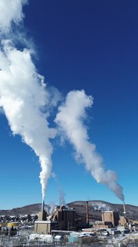 L'usine de p&acirc;te &agrave; papier d'Edmundston, au Nouveau-Brunswick.