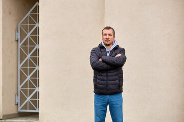 Man stands confidently with arms crossed © Iurii Gagarin