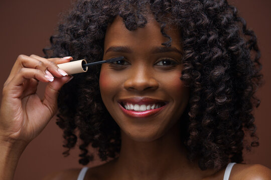 Applying mascara