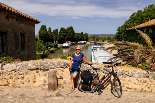 UGC Senior woman with touring bicycle
