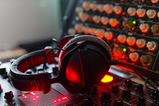Headset with synthesizer