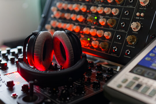 Headset with synthesizer