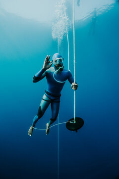 freediver resting on depth line during competition training
