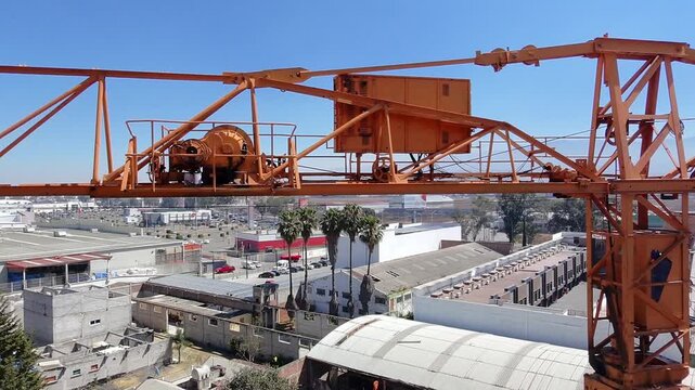 Un acercamiento din&aacute;mico realizado con drone que captura en detalle el funcionamiento de los motores el&eacute;ctricos y el sistema de poleas en la flecha de una gr&uacute;a torre.