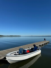 Obraz premium Calm Boat on Sea with Peaceful Scenic View 