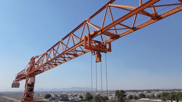 Cinematogr&aacute;fica toma a&eacute;rea que realiza un desplazamiento hacia la derecha alrededor de una gr&uacute;a torre de construcci&oacute;n.