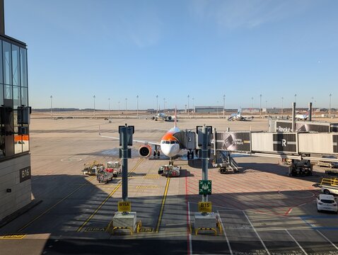 Sicht auf den Flugplatz mit einem Flugzeug am BER - Flughafen