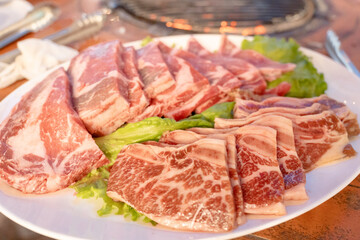 皿に盛り付けられた霜降りの美しい牛焼肉用の生肉