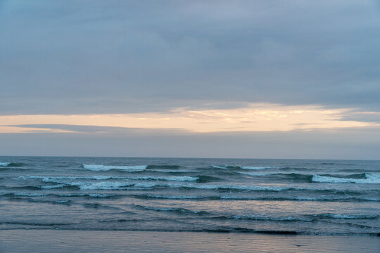 USA, WA, Queets, Olympic National park.  The waves picking up off the west coast of the Olympic Peninsula.  Looking west over the Pacific Ocean.