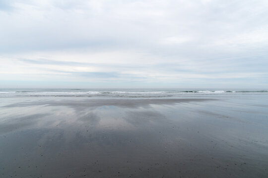 USA, WA, Queets, Olympic National park.  Placid waters off the west coast of the Olympic Peninsula.  Looking west over the Pacific Ocean.
