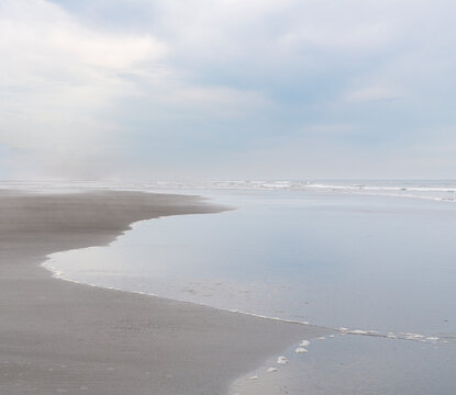USA, WA, Queets, Olympic National park.  Calm day at the beach on the west coast of the Olympic Peninsula.  Looking west over the Pacific Ocean.