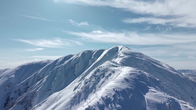 日本百名山の荒島岳　雪山ドローン映像　山頂を中心にオービット撮影