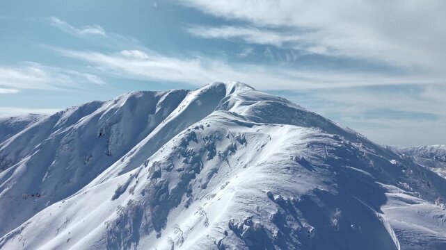 日本百名山の荒島岳　雪山ドローン映像　樹林帯を抜けて山頂までの稜線が姿を現す