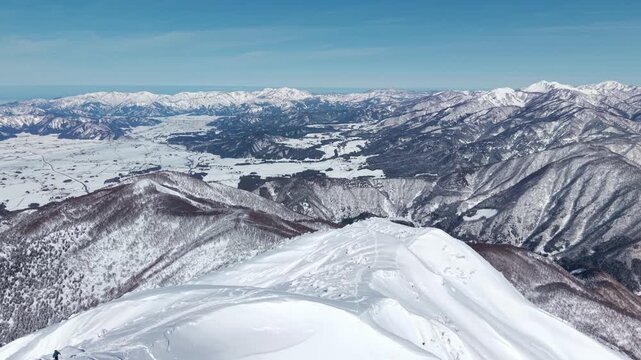 日本百名山の荒島岳　雪山ドローン映像　街を見下ろしながら山頂から下る