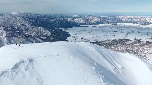 日本百名山の荒島岳　雪山ドローン映像　山頂越しに福井の街を見下ろす
