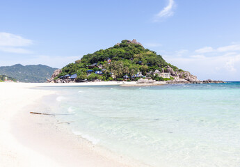Fototapeta premium Tropical island Koh Nang Yuan near Koh Tao, Thailand. Sandy beach with turquoise water and lush greenery. Clear sky and scenic view of the coastline.