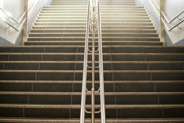 地下鉄の駅の階段の様子