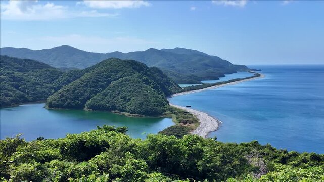 長い砂州が続く甑島の名所の一つである長目の浜