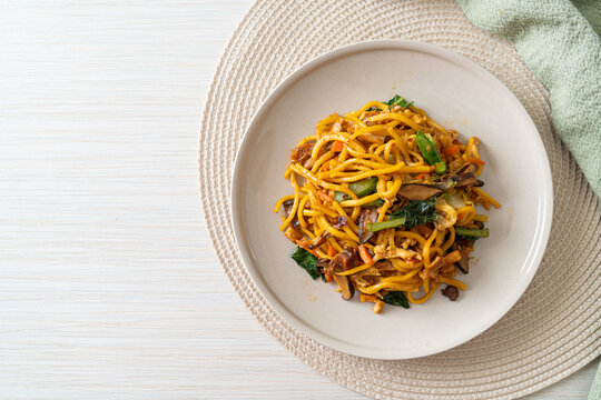 stir-fried yakisoba noodles with vegetable in vegan style