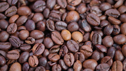 Fototapeta premium Coffee beans macro, Roasted beans with glossy finish, Closeup of roasted coffee beans with oil sheen, Detailed macro image of brown roasted coffee beans with textured surface