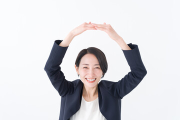 丸を作るビジネスウーマン