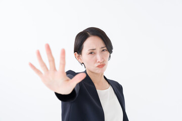 手でストップするビジネスウーマン