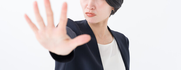 手でストップするビジネスウーマン