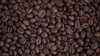 Obraz premium Rich coffee shot, Closeup of glossy roasted beans, Detailed view of oily roasted coffee beans, Highresolution image showcasing dark roasted coffee beans with reflective surface