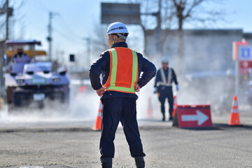 街路舗装工事を監督する工事部長