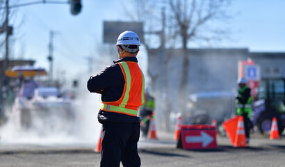 街路舗装工事を監督する工事部長