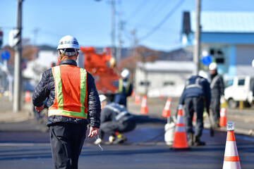 街路舗装工事を監督する工事部長
