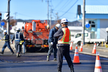 街路舗装工事を監督する工事部長