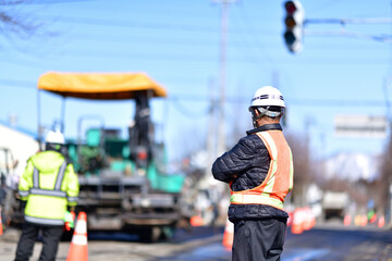 街路舗装工事を監督する工事部長