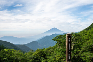 大峠から見る夏の富士山