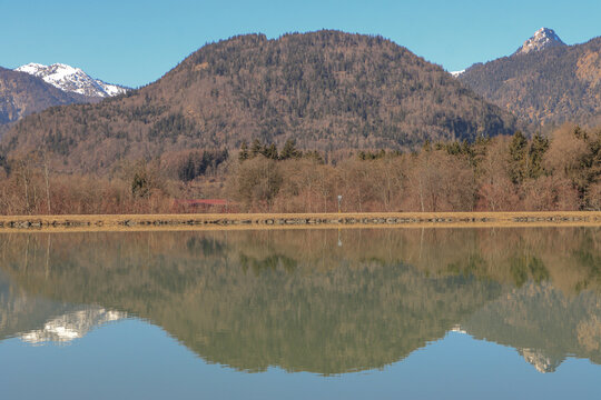 Blick von Oberndorf &uuml;ber den Inn auf den Nu&szlig;lberg mit dem Trainsjoch (links) und dem Peterskopf (rechts)