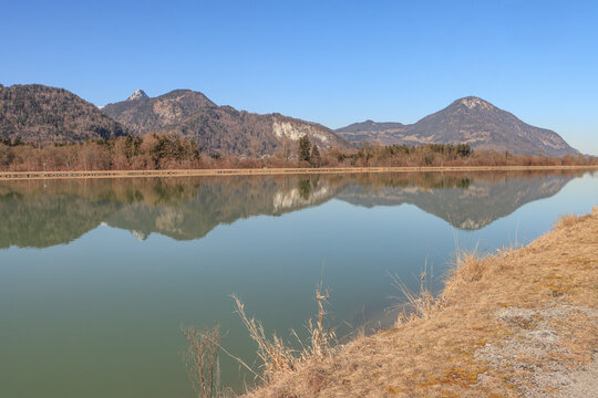 Inntal bei Kiefersfelden mit Schwarzenberg und Wildbarren (1448), Blick von Niederndorf &uuml;ber den Fluss