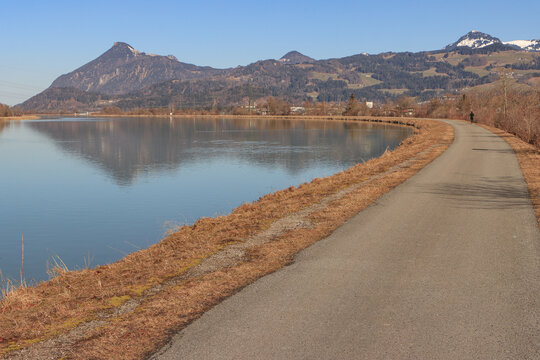 Inn-Radweg bei Niederndorf mit dem Kranzhorn und dem Spitzstein