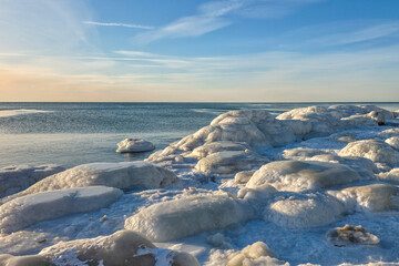 Obraz premium Icy Baltic Sea Coastline in Liepaja with Frozen Winter Seascape