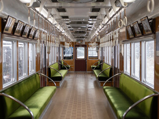 雪の中を走る電車の車内