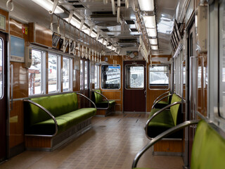 雪の中を走る電車の車内