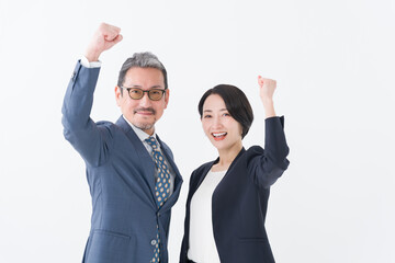 ガッツポーズをするビジネスマン男女