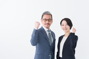 ガッツポーズをするビジネスマン男女