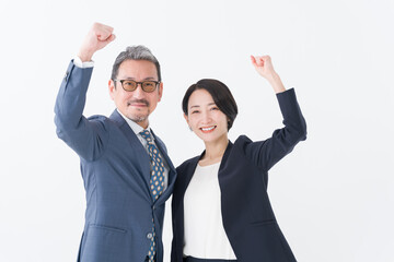 ガッツポーズをするビジネスマン男女