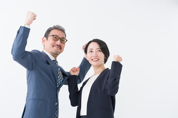 ガッツポーズをするビジネスマン男女