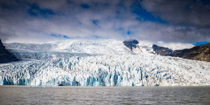 Jagged ice edge of Fjalls�rl�n glacier at H�fn in Icelandic Arctic